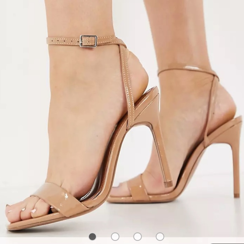 BNWT beige/nude heel